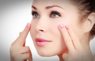 أخطاء شائعة تتسبب فى ظهور تجاعيد البشرة خلال فصل الصيف