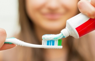يجب عليك تغيير فرشاة أسنانك بعد التعافي من دور البرد؟ تفاصيل