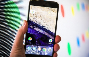 Pixel 10.. أول هاتف يوفر مكالمات عبر الأقمار الصناعية بواتساب