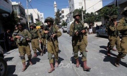 قوات الاحتلال تعتقل عاملين في رام الله وتهاجم وقفة للمطالبة بجثامين الشهداء في الخليل