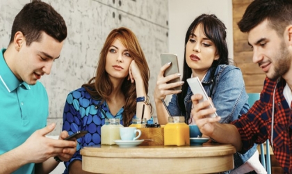 دراسة: المراهقات تفضلن الحصول على نصائح السوشيال ميديا بدلا من الأهل والأطباء