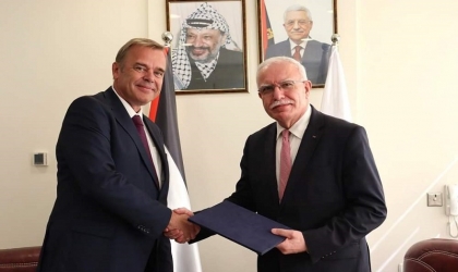 وزير الخارجية الفلسطيني يتسلم نسخة من أوراق اعتماد السفير الهولندي