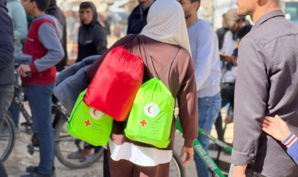 الهلال الأحمر الفلسطيني يوزّع طرود مواد نظافة وفرشات نوم وبطانيات على عائلات نازحة في قطاع غزة