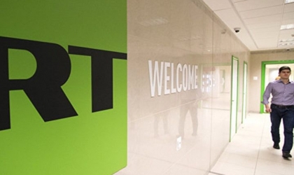 إنزال صحفي يعمل لصالح قناة روسيا اليوم من طائرة نتنياهو قبل التوجه إلى واشنطن