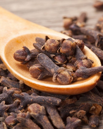 ماذا يحدث لجسمك عند تناول ماء القرنفل كل ليلة؟