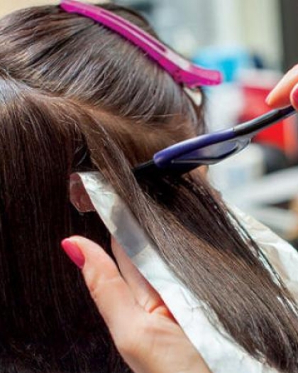 طريقة إزالة صبغة الشعر عن الجلد.. 7 حيل فعالة وآمنة