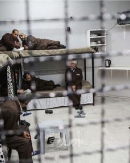مركز فلسطين: قرارات بن غفير وضعت السجون على برميل بارود متفجر