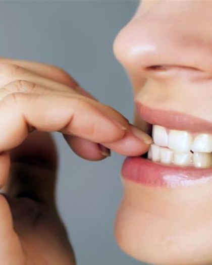 احذر.. عادة قضم الأظافر قد تسبب توقف القلب والتهاب الشغاف المعدي