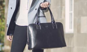عيوب الجلد بقت موضة.. الشنط القديمة تريندي في خريف 2026